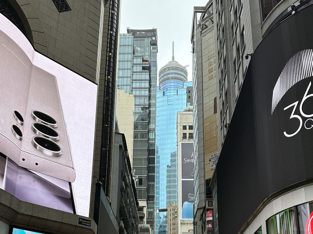 🌃 Hong Kong: A City of Contrasts 🏙️   