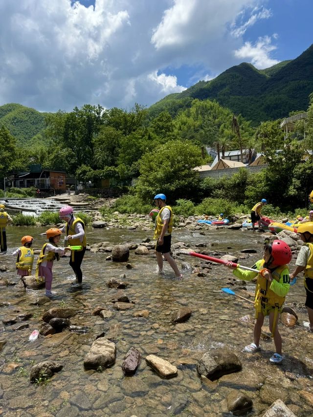 安吉解放雙手溯溪撈魚漂流爽玩一夏