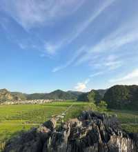 遠山晴空如畫境