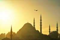 微醺的暖陽， 在深秋的涼意裡， 照亮了這個世界， 海泛著粼粼波光， 藍的如此透徹， 都說伊斯坦堡的