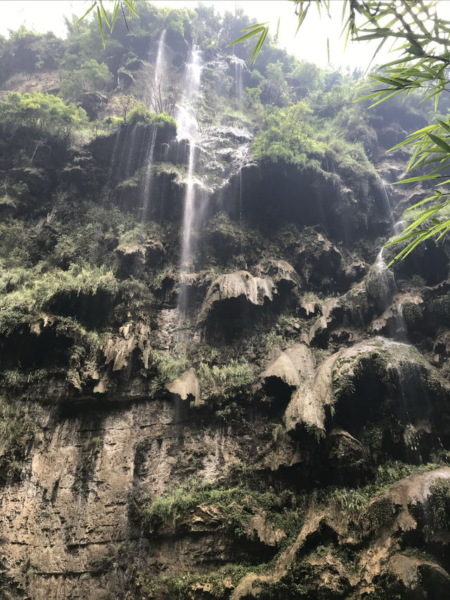 興義必打卡！穿越地球裂縫的瀑布仙境！   交通出行 地址：貴州省黔西南布依族苗族自治州興