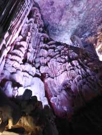 踏入這片地下溶洞,彷彿一腳踩進了億萬年的時光長河裡。抬眼望去,嶙峋的鐘乳石從穹蒼垂落,似冰柱、似玉石柱