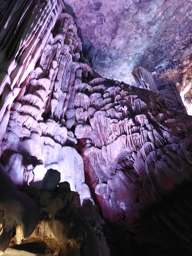 踏入這片地下溶洞,彷彿一腳踩進了億萬年的時光長河裡。抬眼望去,嶙峋的鐘乳石從穹蒼垂落,似冰柱、似玉石柱 踏入這片地下溶洞,彷彿一腳踩進了億萬年的時光長河裡。抬眼望去,嶙峋的鐘乳石從穹蒼垂落,似冰柱、似玉石柱