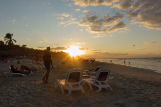 สวรรค์แห่งคิวบา! การเล่นพาราไกลดิ้งเหนือวิวทะเลอันงดงามของวาราเดโรนั้นช่างน่าตื่นเต้นเร้าใจอย่างแท้จริง!