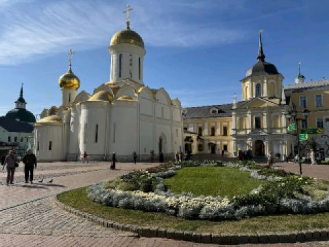 세르기예프 마을 성 삼위일체 수도원 탐방 체험: 신성의 땅에서의 평온