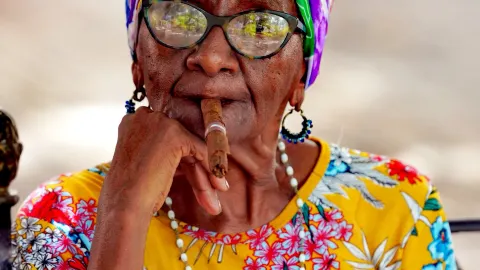 Colorful scarves condense charm, smoke tells the flow of time — wandering through the squares of old and new Havana — traveler post in Florida