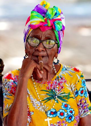 Colorful scarves condense charm, smoke tells the flow of time — wandering through the squares of old and new Havana