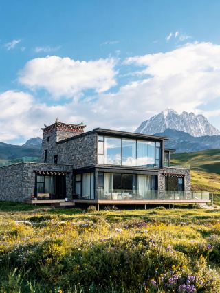 Hiding away in the cloud grasslands, lying flat for three days—summer in this highland town is just too captivating