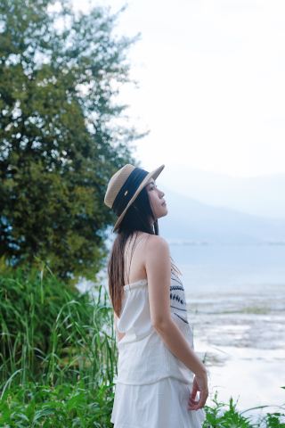 Gugu Meimei—Erhai Lake outside the window, me in the passage of time