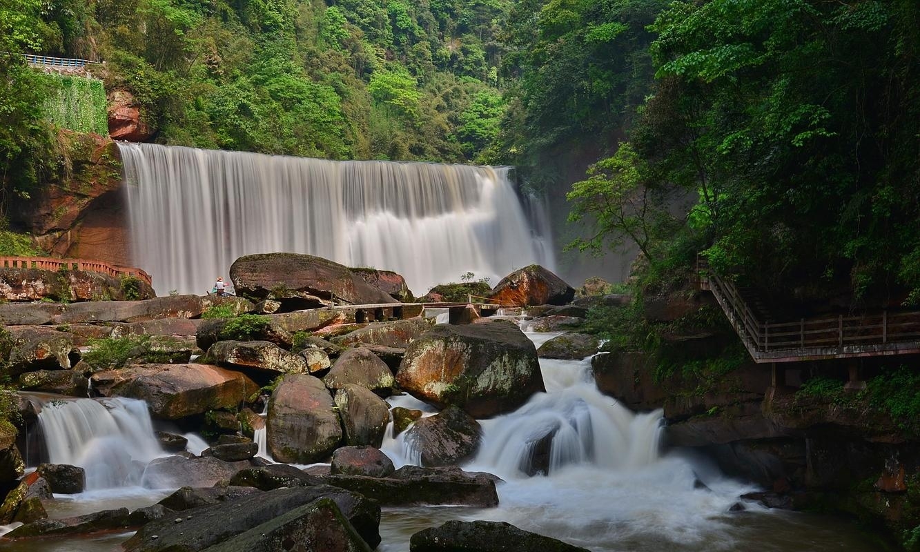 A kingdom of waterfalls hidden in the Maonan mountains! A perfect cool getaway