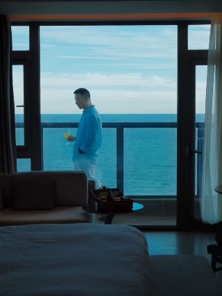 옌타이 메리어트 체험 | 황금빛 해변 위로 떠오르는 아름다운 일출을 보며 건배하세요