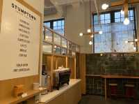 京都・中京区。エースホテル京都のロビー、コーヒーで一休み『Stumptown Coffee Roasters』