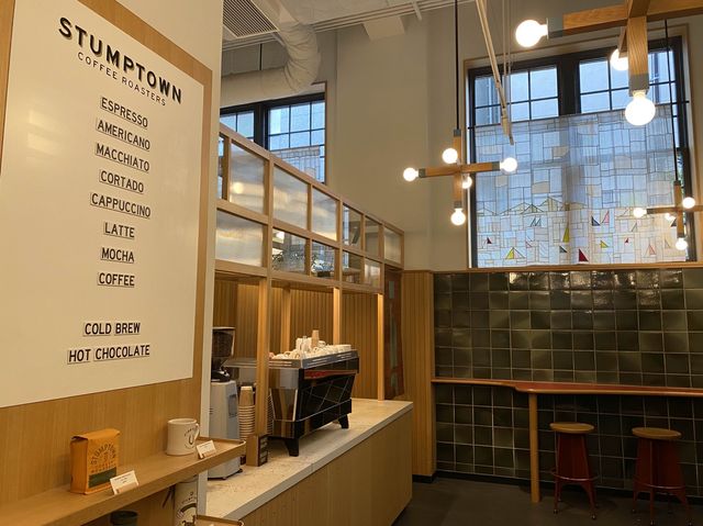 京都・中京区。エースホテル京都のロビー、コーヒーで一休み『Stumptown Coffee Roasters』