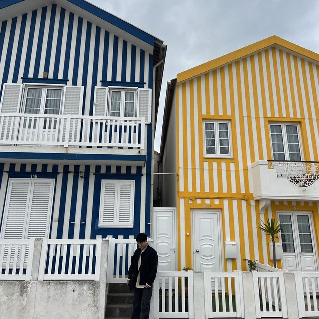 알록달록한 스트라이프 집들과 푸른 바다가 있는 아름다운 마을, 코스타노바🏠