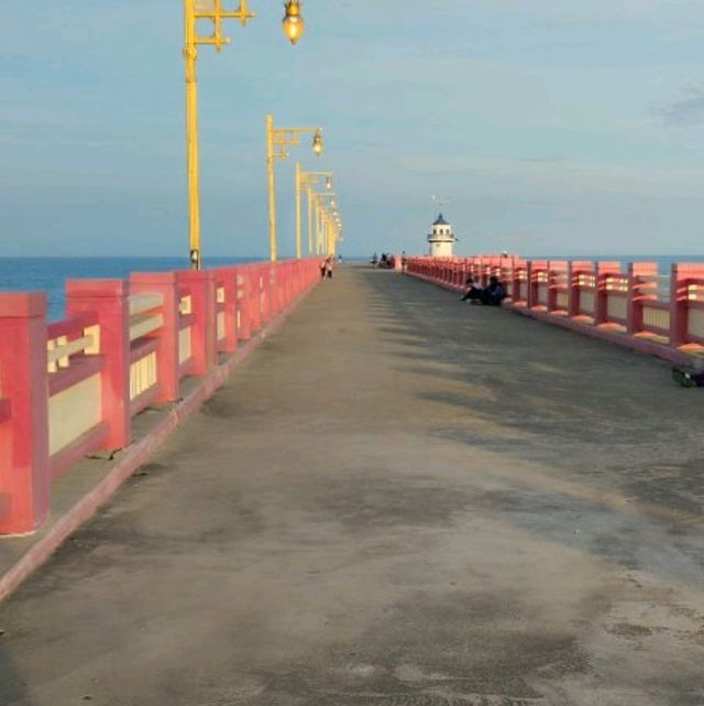 สะพานสราญวิถี แลนด์มาร์คประจวบ สีสันสดใส