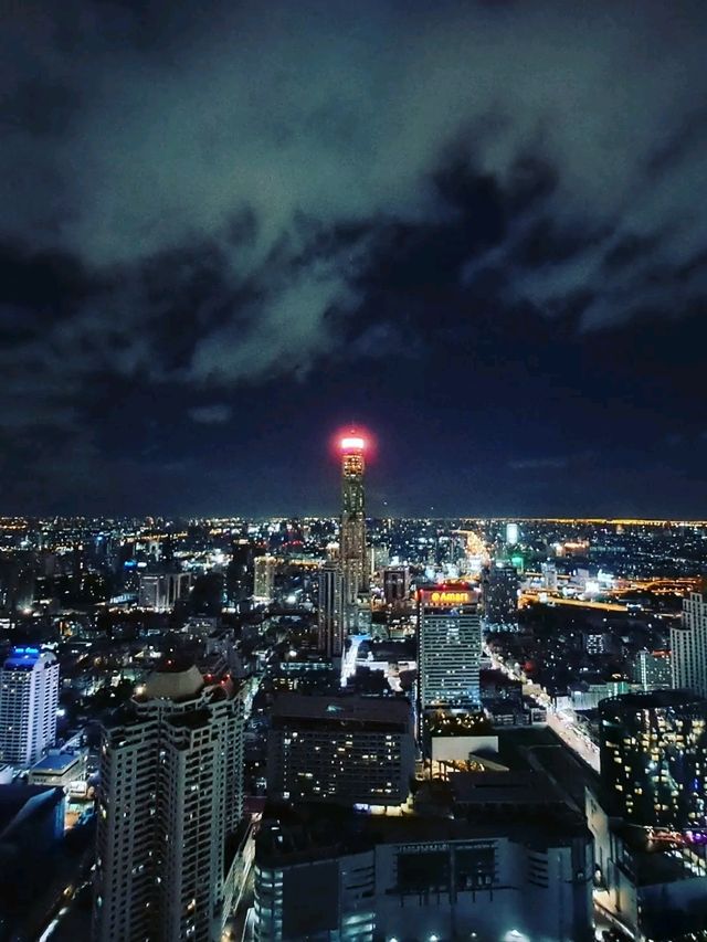 นั่งชิลชมกรุงยามค่ำคืนที่ Red Sky Restaurant