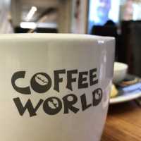 กาแฟหอมนุ่ม กับฟองนมเนื้อละเอียด ที่ Coffee World