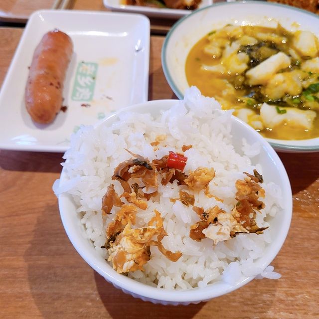 一副高攀不起的餐廳～人均只係30！酸菜魚辣椒炒肉都有齊！