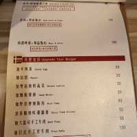 高雄暗巷美食系列~怪獸漢堡 美食漢堡薯條 日式餐廳設計風格 公仔迷必來