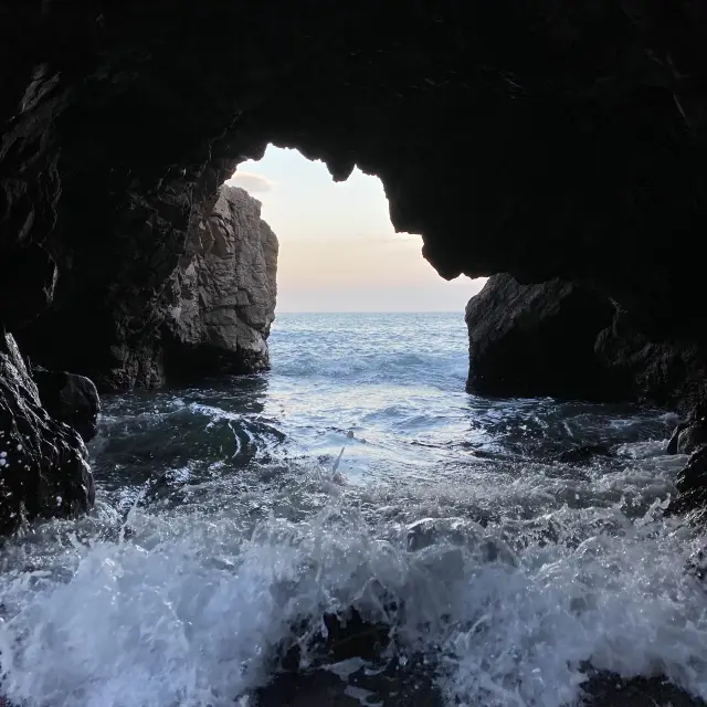 동굴 파도 맞으며 인생샷 찍기 좋은 경주 ‘전촌항 용굴’