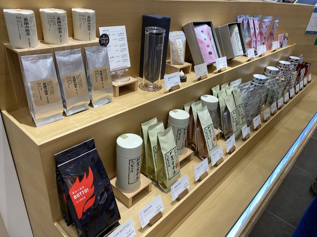 石川・金沢。金沢駅で加賀棒茶を楽しむ『丸八製茶場 金沢百番街店』