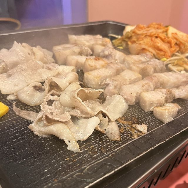 【大阪・東梅田】ピンクで可愛い！サムギョプサル食べ放題ランチ「韓国料理 ばぶばぶ 梅田店」