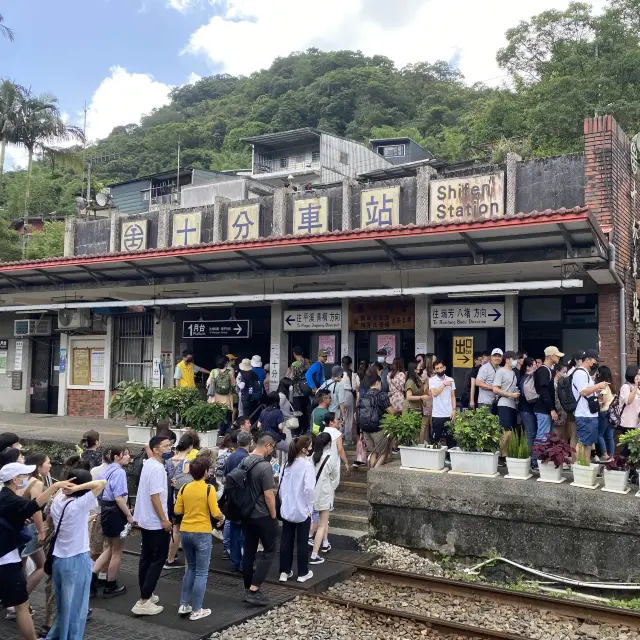 台北最熱門🔥十分車站天燈之旅🌈