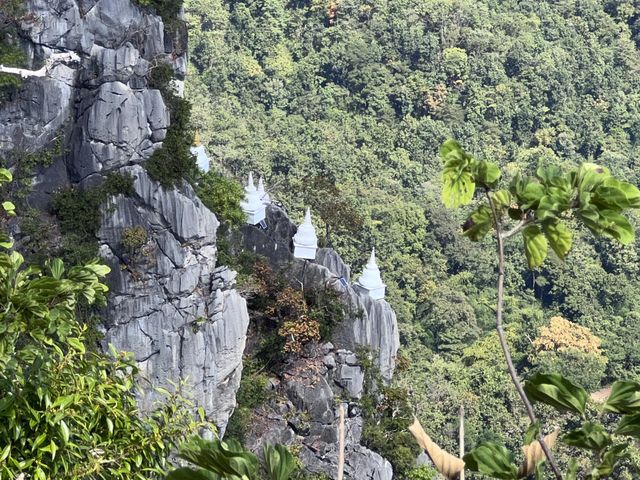 Unseen ลำปาง วัดสวยเจดีย์สีขาว บนยอดเขาสูงเสียดฟ้า