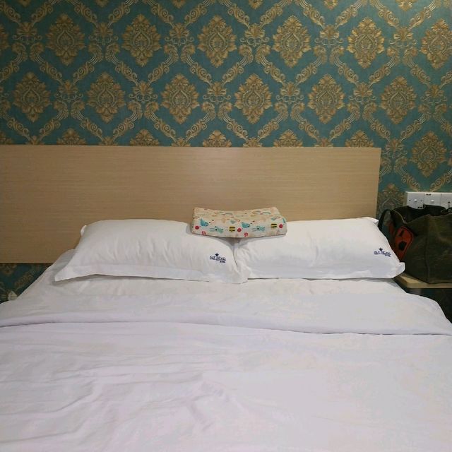 HOTEL WITH COZY ROOM & CONVENIENT LOCATION!