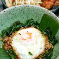 ลากแฟนไปกินอาหารไทยอร่อยๆริมสระริมทะเลที่ต้นสน