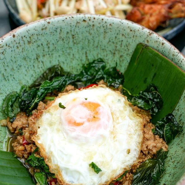 ลากแฟนไปกินอาหารไทยอร่อยๆริมสระริมทะเลที่ต้นสน
