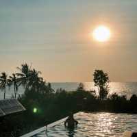 โรงแรมติดริมทะเล ANA ANAN Pattaya สระว่ายน้ำลอยฟ้า