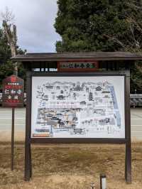世界遺産【仁和寺】のニ王門は、２体の金剛力士像達に護られている