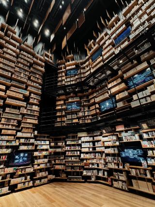 [Saitama] Have fun all day! Kadokawa Musashino Museum with its eye-catching giant bookshelves📚📖