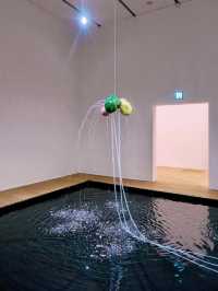 大館當代美術館的「布魯斯・瑙曼」（Bruce Nauman）