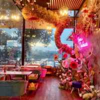 นั่งทานอาหารแบบฟินๆ ริมน้ำ สุดแสนโรแมนติก …