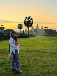 Worth it to wake up crack of dawn! Sunrise in Angkor Wat is a must to do🌅