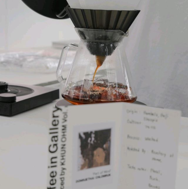 จิบกาแฟและชมงานศิลปะที่ Galerie Monument กัน