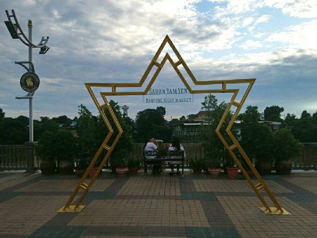 เดินเที่ยว..ตลาดสราญยามเย็น
