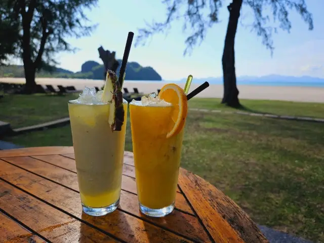 탄중 루 리조트에서 여유롭게 신선한 주스를 마시다