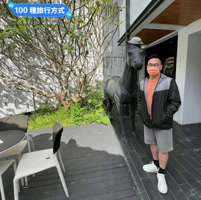 打開白色小屋的紅色大門，台南設計師旅店：8又二分之一