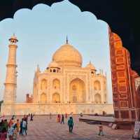 THE TAJ MAHAL: AMAZING ARCHITECTURE AND HISTORY.