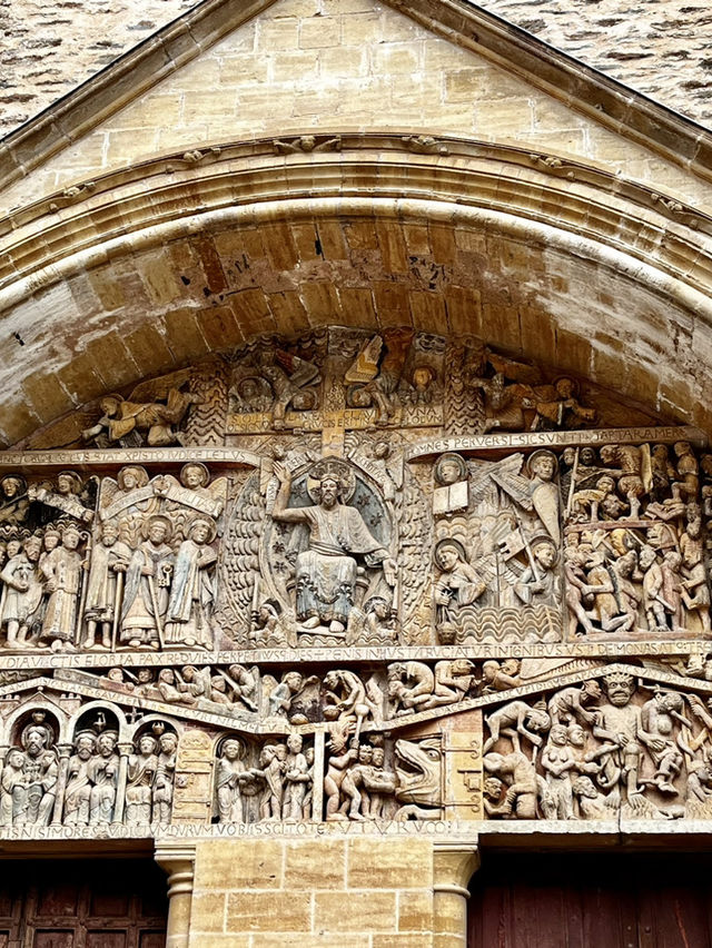 ⛪ サントフォア修道院教会：フランス巡礼路の歴史遺産 🌟