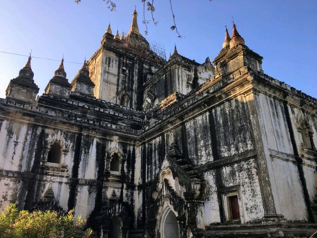 神廟造型的達比努佛塔，彷如歐洲文藝復興的修道院