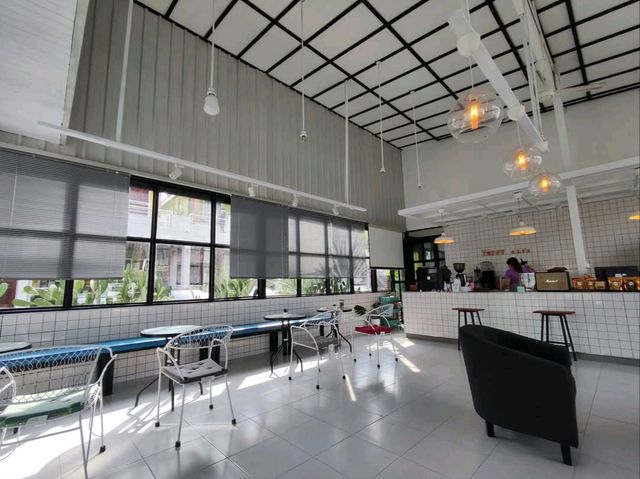คาเฟ่มินิมอลสบายๆ ใกล้เขื่อนขุนด่านปราการชล