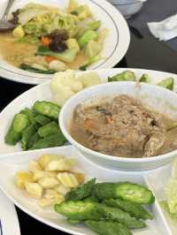 มื้อเย็นที่ นิว แทรเวิลลอด์จ