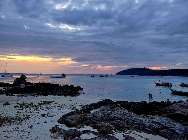 泰國麗貝島遊客最少的日落欣賞海灘:麗貝宮海灘，海邊寺廟建築