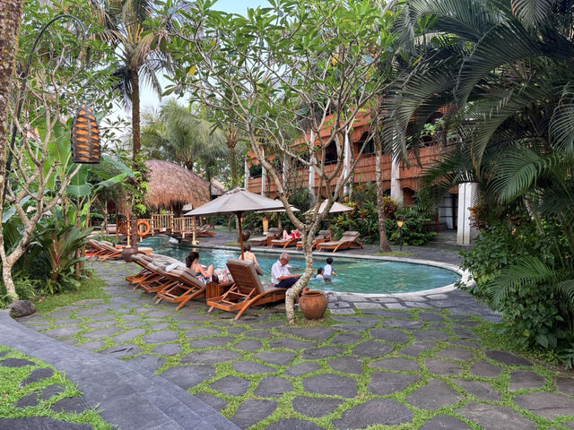 Alaya Resort Ubud——泳池小孩玩瘋了