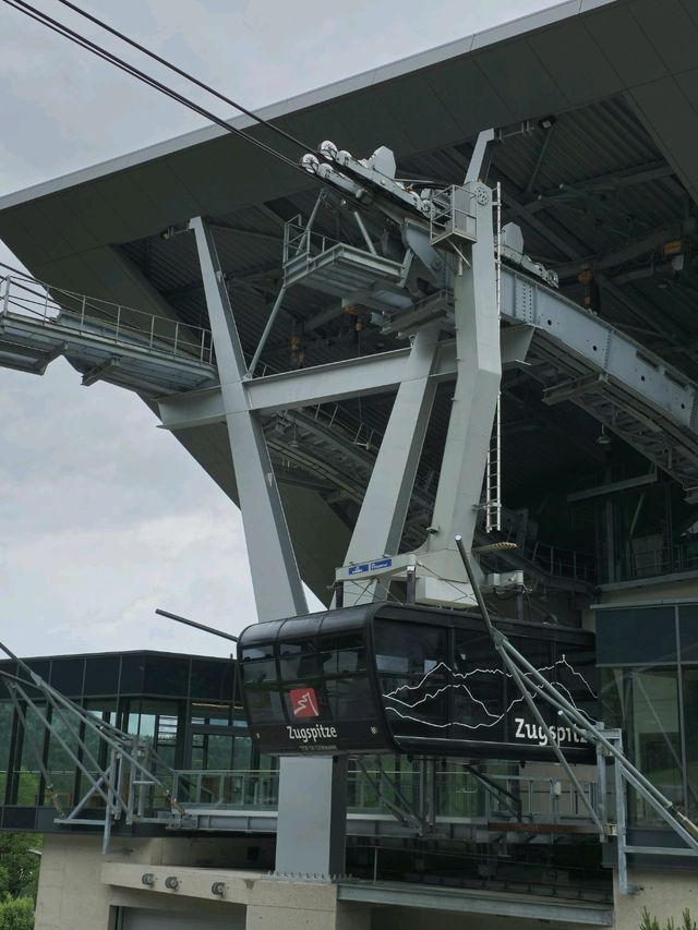 德國楚格峰纜車（Zugspitze Cable Car）－探索這座壯麗山巒的最佳方式🏔️✨，每一刻都令人心動不已📸🤩