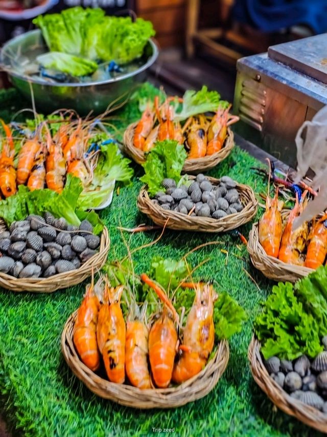 เที่ยวตลาดน้ำยามค่ำคืน